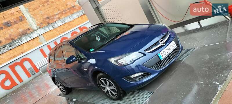 Универсал Opel Astra 2014 в Хусте