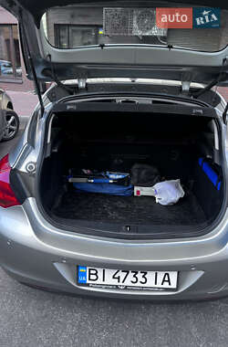 Хэтчбек Opel Astra 2011 в 