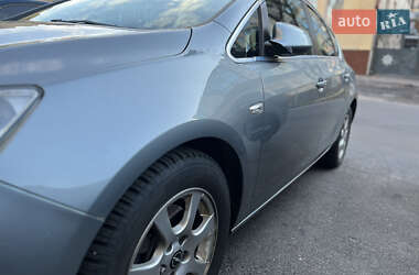 Хэтчбек Opel Astra 2011 в 