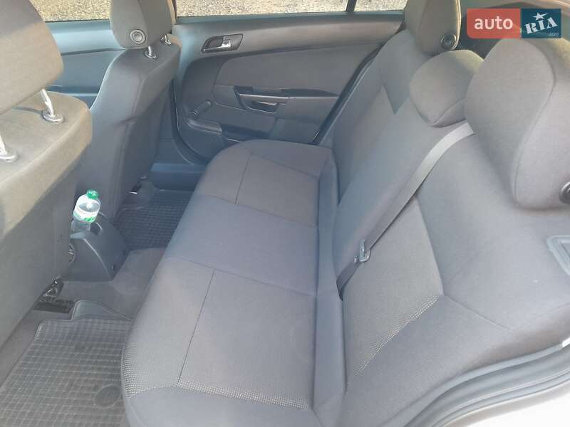 Седан Opel Astra 2013 в Ромнах