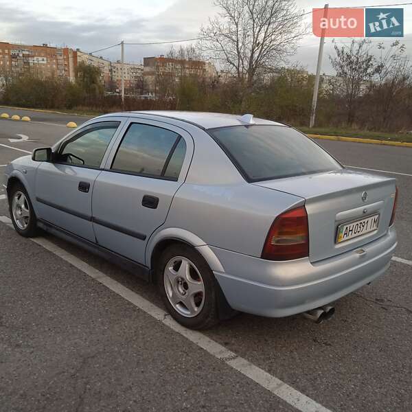 Седан Opel Astra 2004 в Чернівцях