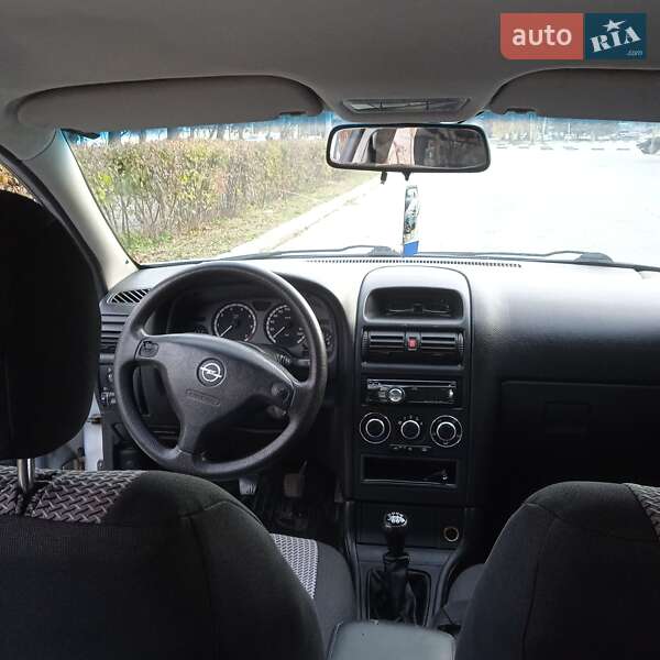 Седан Opel Astra 2004 в Чернівцях