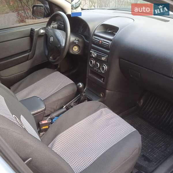 Седан Opel Astra 2004 в Чернівцях