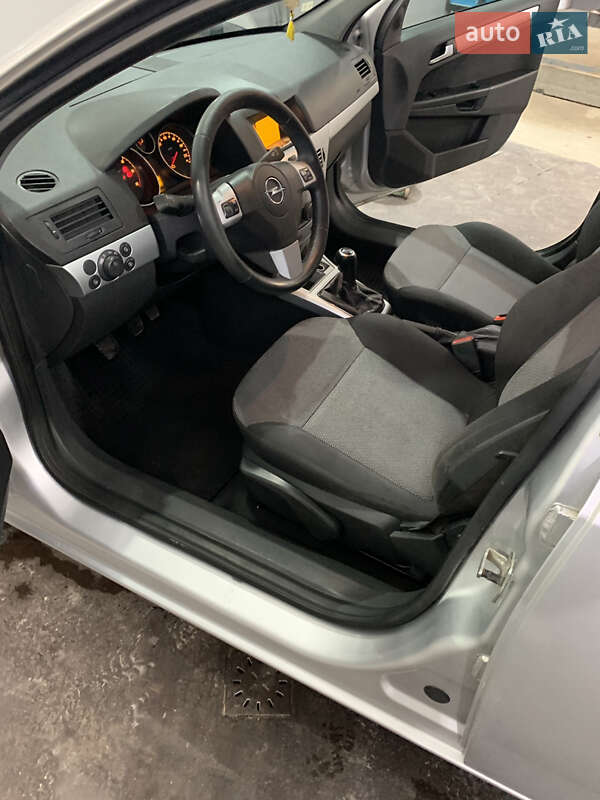 Універсал Opel Astra 2009 в Луцьку