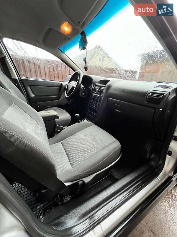 Седан Opel Astra 2005 в Турийске