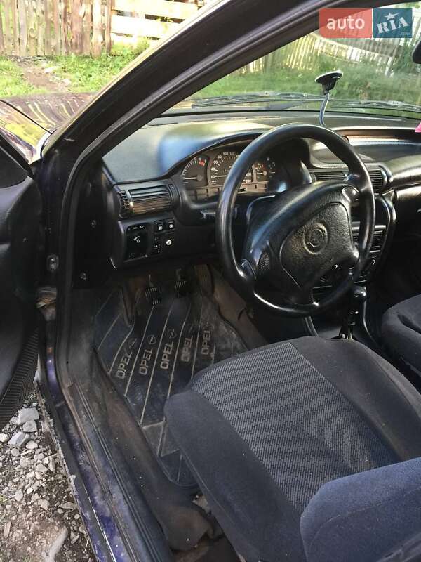 Хэтчбек Opel Astra 1994 в Лановцах