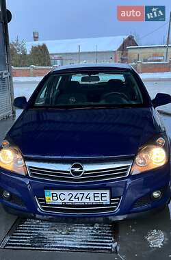 Хэтчбек Opel Astra 2013 в 