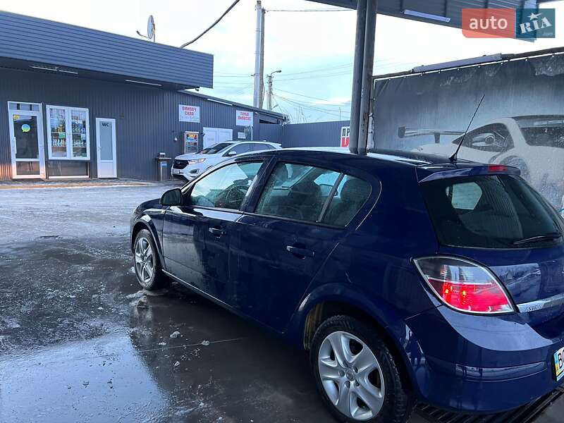 Хэтчбек Opel Astra 2013 в Дрогобыче