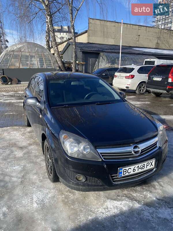 Хэтчбек Opel Astra 2013 в Львове
