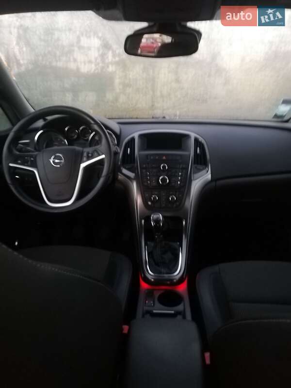 Хетчбек Opel Astra 2012 в Турці
