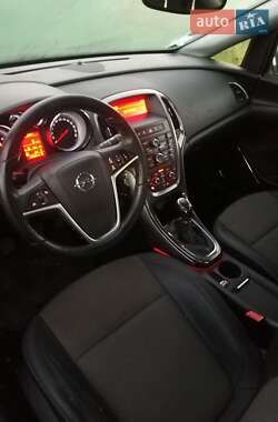 Хэтчбек Opel Astra 2012 в 
