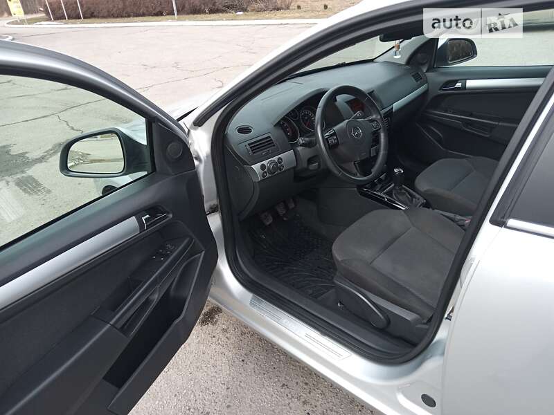 Універсал Opel Astra 2010 в Полтаві