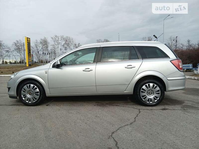 Універсал Opel Astra 2010 в Полтаві