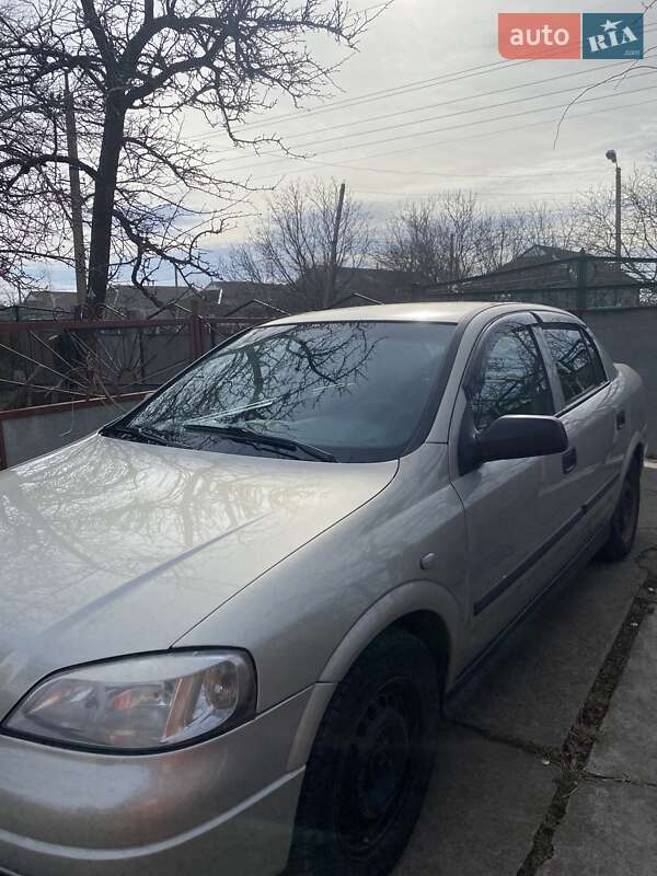 Седан Opel Astra 2006 в Тарутине