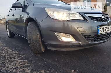 Універсал Opel Astra 2011 в Житомирі