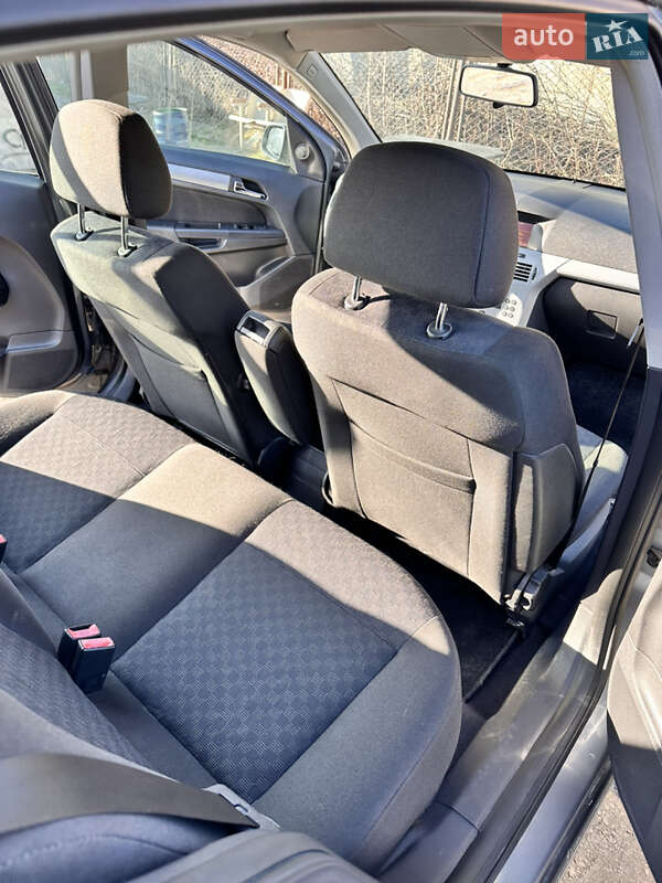 Хетчбек Opel Astra 2004 в Золочеві