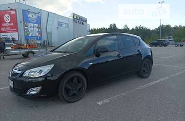 Седан Opel Astra 2010 в Романове