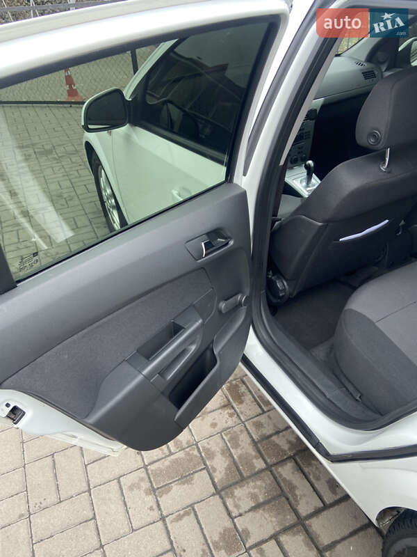Хетчбек Opel Astra 2012 в Києві