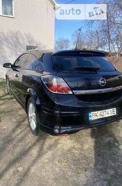 Купе Opel Astra 2008 в Остроге