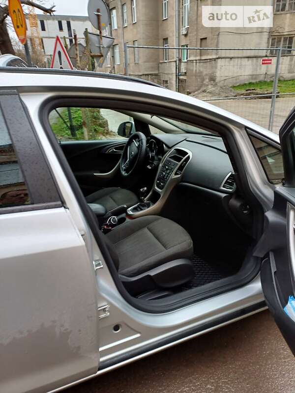 Универсал Opel Astra 2011 в Львове