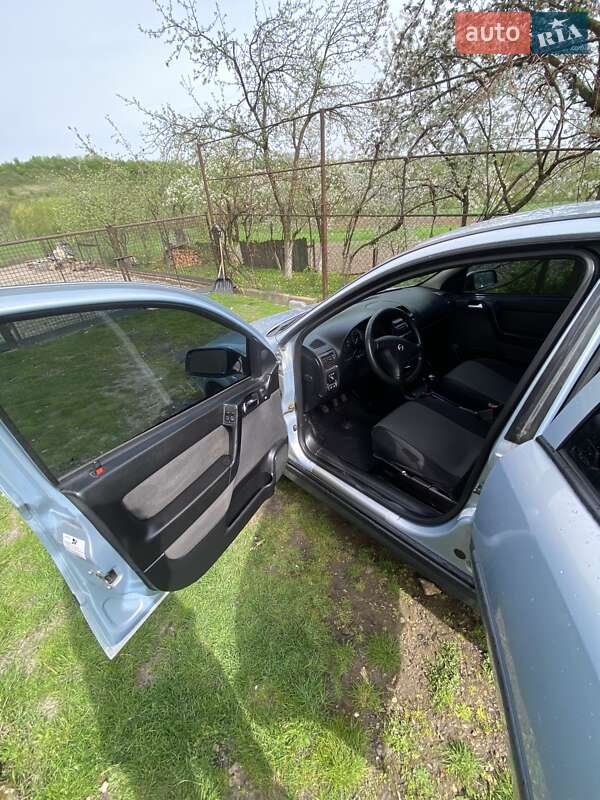 Седан Opel Astra 2004 в Львові