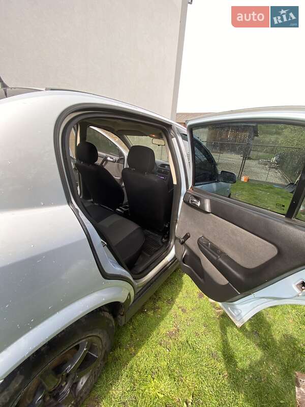 Седан Opel Astra 2004 в Львові