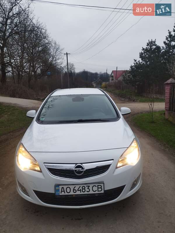 Универсал Opel Astra 2011 в Великом Березном
