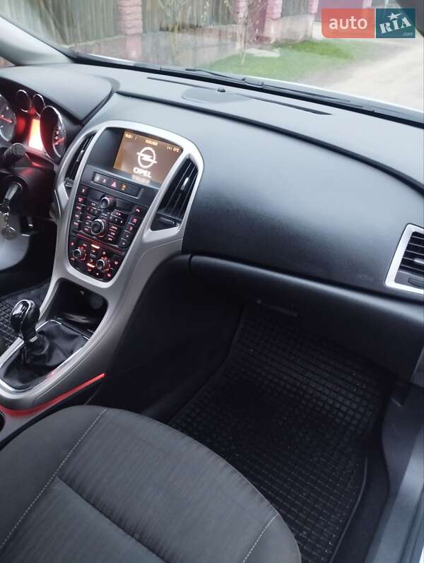 Универсал Opel Astra 2011 в Великом Березном