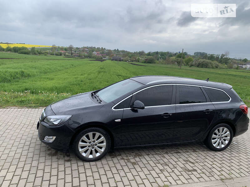 Универсал Opel Astra 2012 в Львове