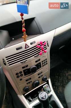 Хэтчбек Opel Astra 2007 в 