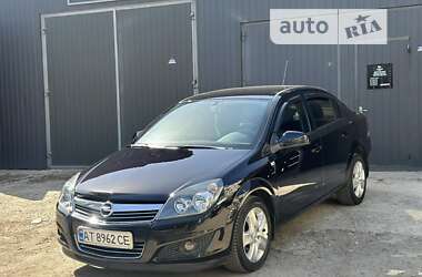 Седан Opel Astra 2011 в Ивано-Франковске