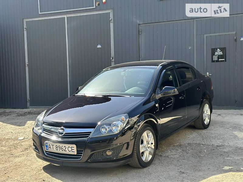 Седан Opel Astra 2011 в Івано-Франківську