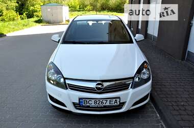 Хэтчбек Opel Astra 2013 в Львове