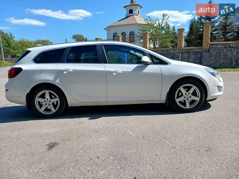 Універсал Opel Astra 2010 в Полтаві