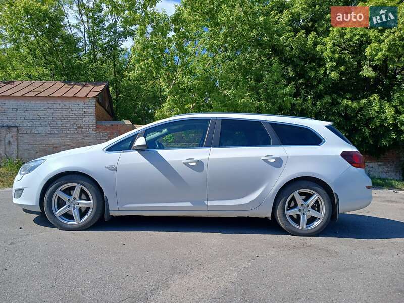 Універсал Opel Astra 2010 в Полтаві