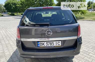 Универсал Opel Astra 2012 в Нетешине