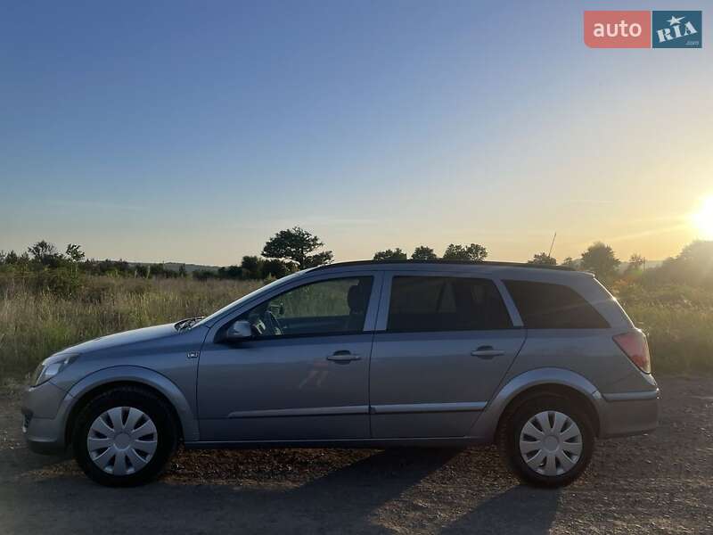 Универсал Opel Astra 2005 в Сваляве