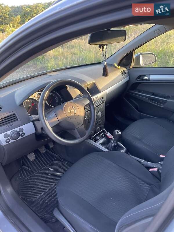 Универсал Opel Astra 2005 в Сваляве