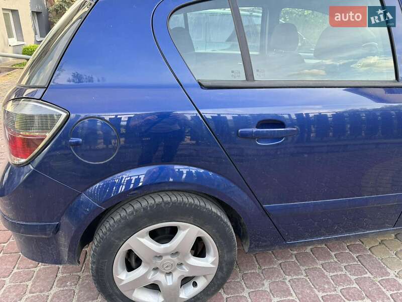 Хэтчбек Opel Astra 2008 в Золочеве