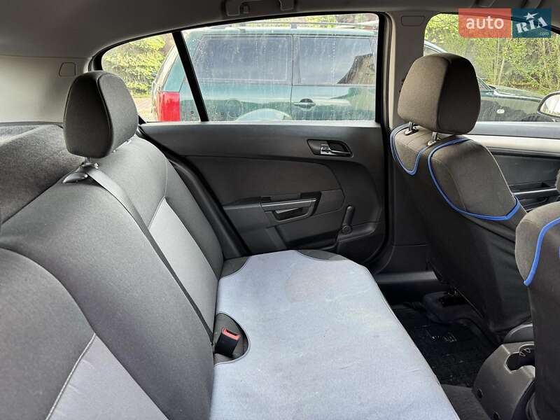 Хэтчбек Opel Astra 2008 в Золочеве
