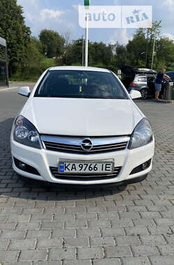 Хэтчбек Opel Astra 2012 в Долине