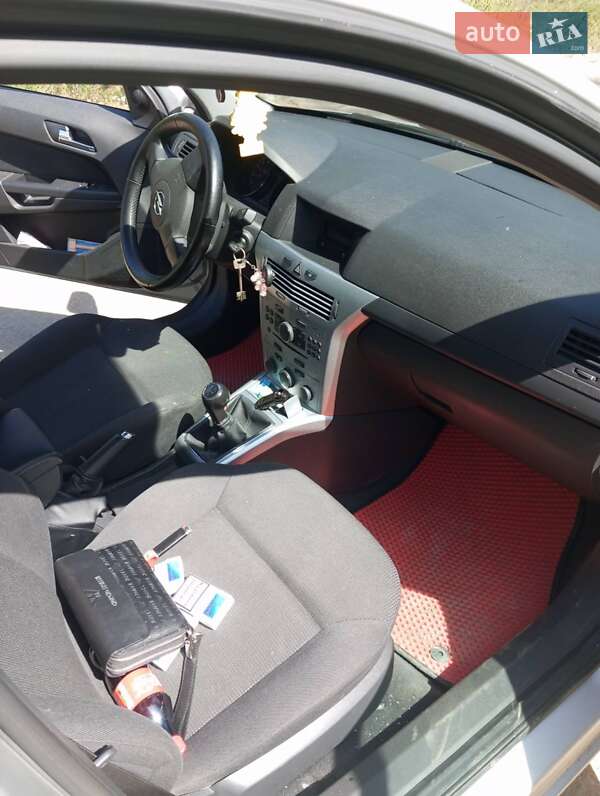 Хэтчбек Opel Astra 2009 в Тячеве