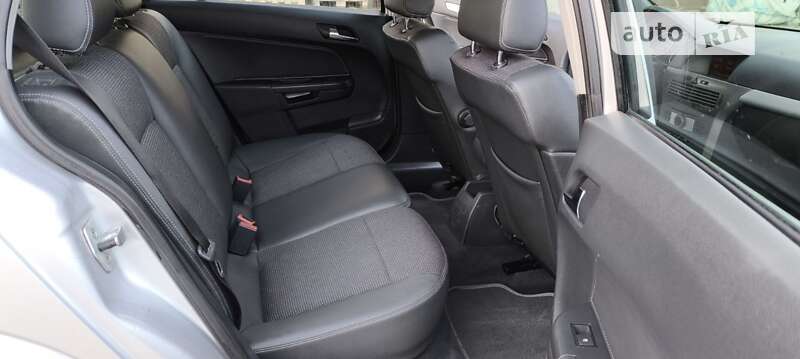 Универсал Opel Astra 2006 в Мукачево