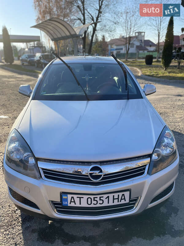 Универсал Opel Astra 2010 в Калуше