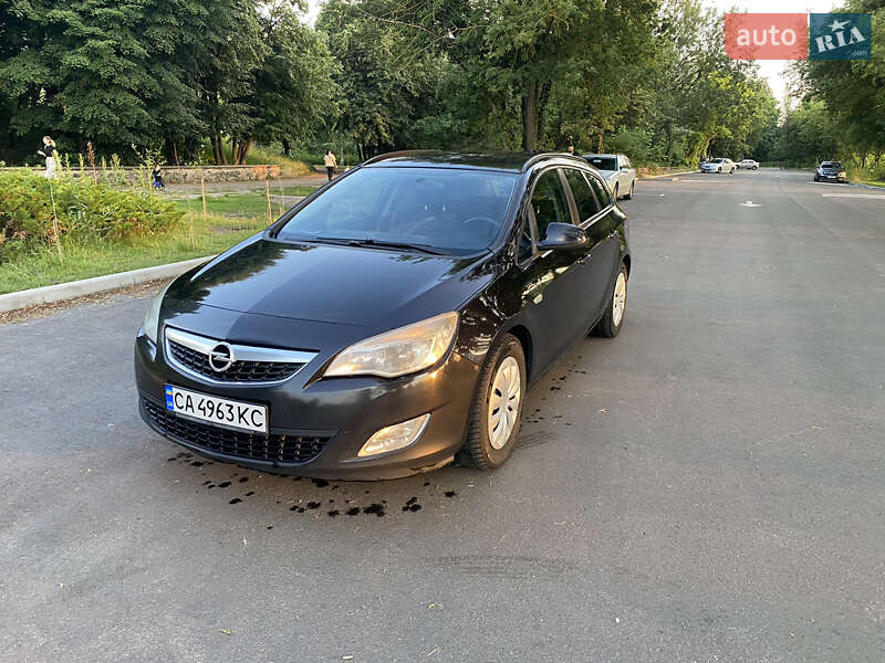 Универсал Opel Astra 2011 в Черкассах