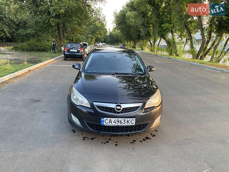 Универсал Opel Astra 2011 в Черкассах