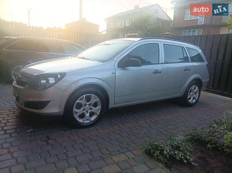 Універсал Opel Astra 2010 в Лукові