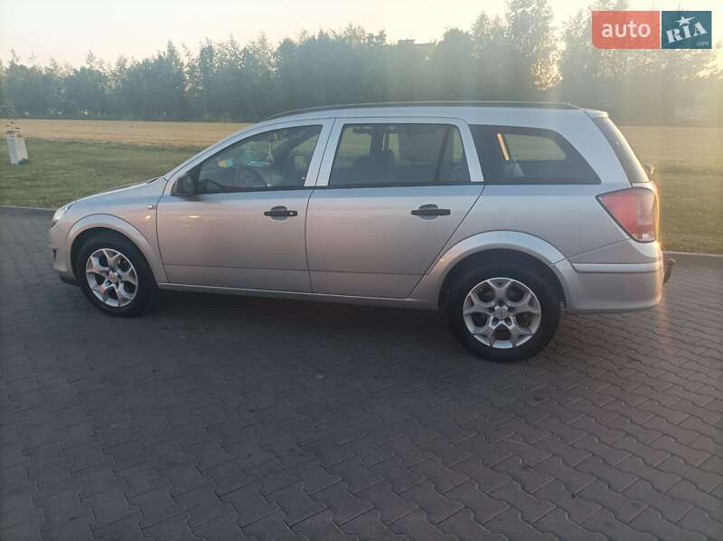 Універсал Opel Astra 2010 в Лукові