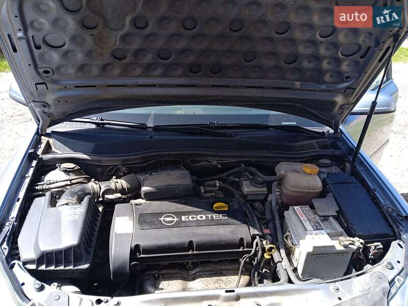 Хэтчбек Opel Astra 2004 в Новом Роздоле