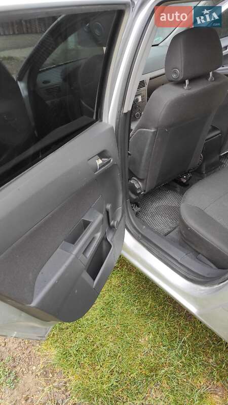 Універсал Opel Astra 2004 в Чернівцях